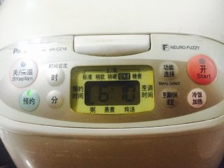 4、小米栗子粥,然后预约明早用餐的时间摁煮粥功能键