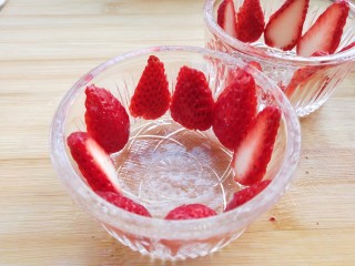 1、草莓椰奶布丁,草莓切薄片贴杯壁