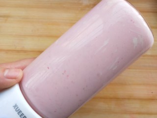 2、草莓椰奶布丁,打成汁备用