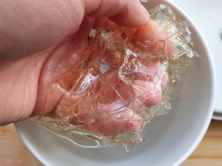 3、草莓椰奶布丁,吉利丁片泡软捞出