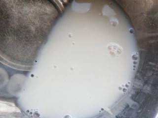 5、草莓椰奶布丁,混入50g椰奶，倒入步骤3中，再打一遍