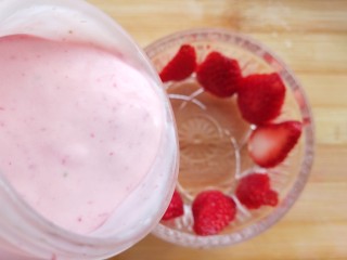 6、草莓椰奶布丁,将混合液倒入贴草莓的杯中