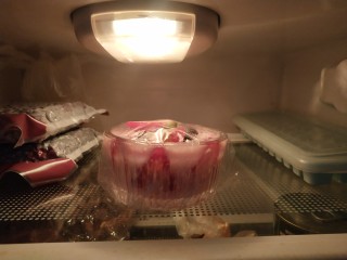 8、草莓椰奶布丁,盖上保鲜膜放入冷藏中，2小时