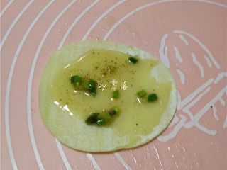 7、快手葱油饼,在饺子皮上刷上葱油；