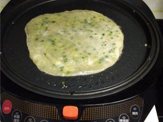 12、快手葱油饼,电饼铛刷油，放入饺子皮；启动“煎饼”程序；