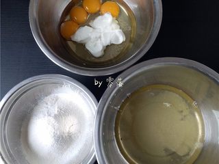 1、酸奶小蛋糕,备好食材:低筋面粉、玉米淀粉过细筛;蛋黄同玉米油,酸奶,10g细砂糖混合;蛋清同70g细砂糖混合;