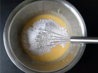 3、酸奶小蛋糕,筛入低筋面粉、玉米淀粉;