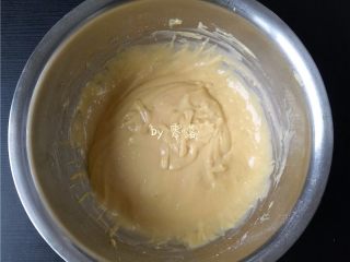 4、酸奶小蛋糕,划Z字,搅拌均匀;