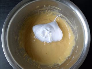 6、酸奶小蛋糕,取适量蛋白霜,放入蛋黄盆;