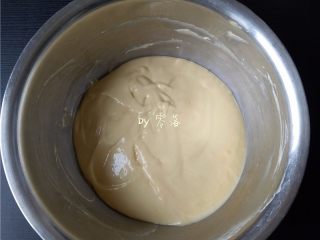 7、酸奶小蛋糕,用刮刀由下而上翻拌均匀;