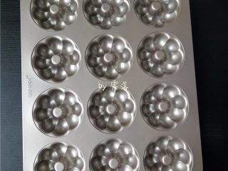 9、酸奶小蛋糕,备好模具;