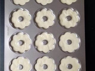 10、酸奶小蛋糕,倒入面糊8分满,轻轻在桌上震几下,震出大气泡即可;