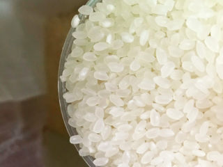 1、生滚牛肉粥,准备好珍珠米