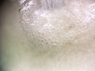 3、生滚牛肉粥,加入清水