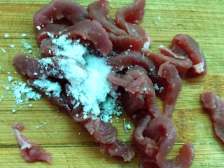 5、生滚牛肉粥,切片后放入盐、黄酒、淀粉