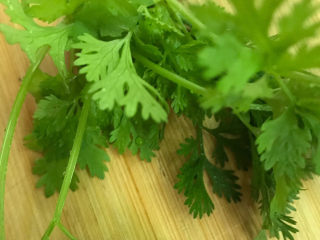 7、生滚牛肉粥,香菜洗干净