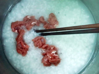 12、生滚牛肉粥,放入牛肉