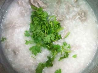 14、生滚牛肉粥,放香菜末和白胡椒粉