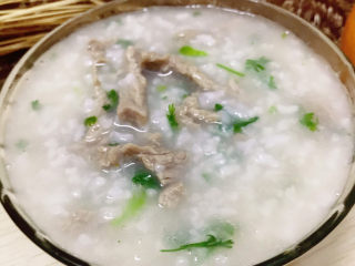 16、生滚牛肉粥,装入碗中
