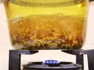 3、鹰嘴豆杂粮米糊,水烧开后，放入大米和红米一起小火熬煮。