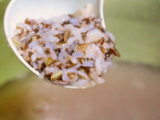 4、鹰嘴豆杂粮米糊,在熬煮的时候，多用勺子搅拌几下，大概熬煮30分钟，煮至米粥软烂。