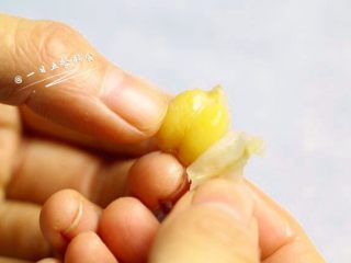 5、鹰嘴豆杂粮米糊,鹰嘴豆煮好后，1岁以下，建议把皮剥掉，更有利于宝宝消化哦。