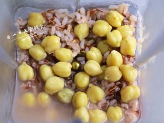 6、鹰嘴豆杂粮米糊,米粥煮好后，倒入搅拌杯中，再倒入煮好的鹰嘴豆。在这里需要根据米糊的稀稠度来加水做调节。