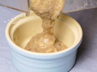 7、鹰嘴豆杂粮米糊,将米粥和鹰嘴豆搅拌均匀，倒入碗中。鹰嘴豆的豆香非常浓郁，边倒我都边流口水啦！