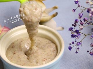 9、鹰嘴豆杂粮米糊, 附着在搅拌杯壁的米糊，被我加开水搅拌后喝掉了，有股浓浓的豆香，米香也好浓郁。