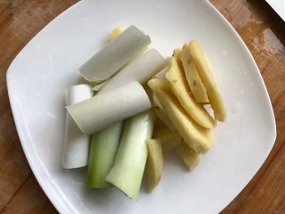 2、辣萝卜排骨汤,备好调料，大葱白切段，生姜切片。