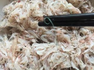 1、烙虾饼【超级补钙的家常菜品】,买回来得毛虾，去掉杂质