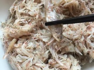 2、烙虾饼【超级补钙的家常菜品】,拣出里面的小鱼等等