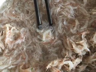 3、烙虾饼【超级补钙的家常菜品】,过水，因为新鲜的毛虾极易吸水，所以过水的时候要麻利速度快哈