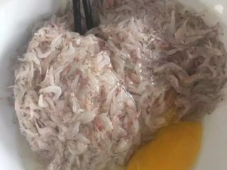 4、烙虾饼【超级补钙的家常菜品】,捞出，控出水份