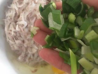 5、烙虾饼【超级补钙的家常菜品】,放入鸡蛋和葱