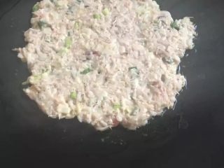 9、烙虾饼【超级补钙的家常菜品】,油热后放入虾和好的面糊