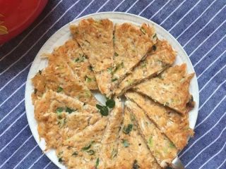12、烙虾饼【超级补钙的家常菜品】,取出改刀食用