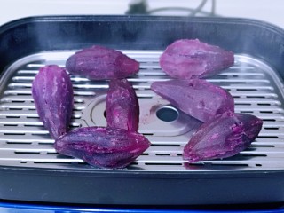 4、补血养颜～低脂紫薯红糖糯米饼,紫薯蒸熟了呦～(记得蒸好的紫薯不要立即将盖子打开，焖5分钟)