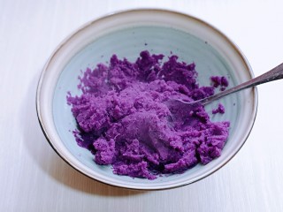 6、补血养颜～低脂紫薯红糖糯米饼,用小勺压成紫薯泥即可！(也可以用料理机，那样紫薯泥会更细腻)