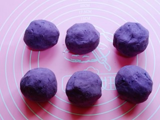 9、补血养颜～低脂紫薯红糖糯米饼,将面团分成6等份！