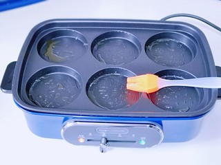 14、补血养颜～低脂紫薯红糖糯米饼,美食锅6孔烤盘刷上少许食用油！