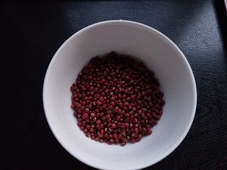 2、自制蜜豆,准备红豆。