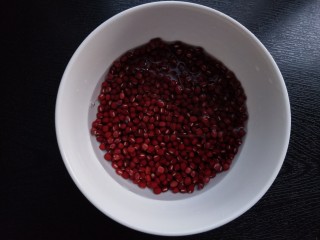 4、自制蜜豆,浸泡一个小时，洗净。