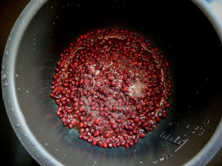 9、自制蜜豆,加三勺白糖。