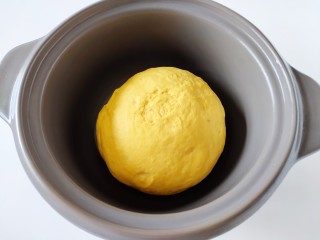 5、南瓜蜜豆馒头,最后揉成光滑的面团。放温暖处醒发。