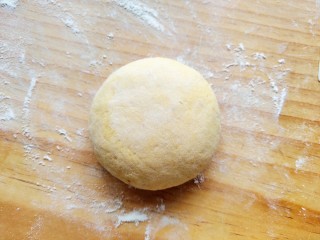 7、南瓜蜜豆馒头,面团再次揉匀排气，分成两块面团。