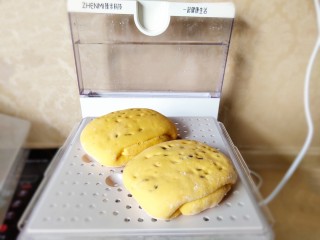 13、南瓜蜜豆馒头,然后放蒸笼上二次醒发，发到原来体积两倍大。