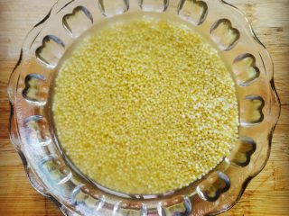 1、红枣枸杞小米糊#有个故事#,小米洗净提前一个晚上泡好