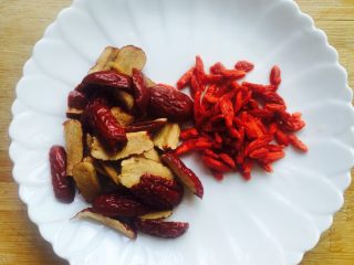 2、红枣枸杞小米糊#有个故事#,枸杞洗净，红枣去核切片