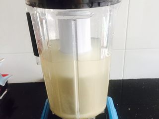 4、红枣枸杞小米糊#有个故事#,加1000ml的凉白开水